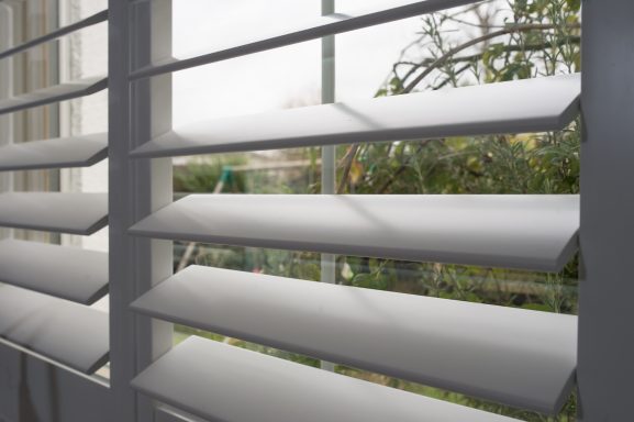 76mm lourves. 76mm lourves with clear operation.